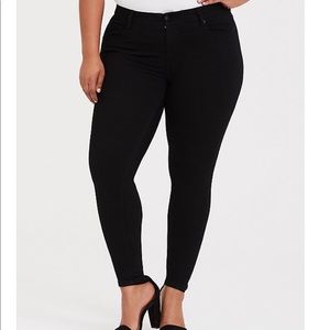 NWT TORRID BOMBSHELL SKINNY JEANS